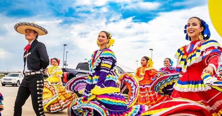 Who Are the Key Figures in Ciulioneros Culture?